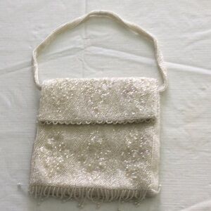 Woman’s Vintage Beaded hand bag. Great for evening wear.color white *